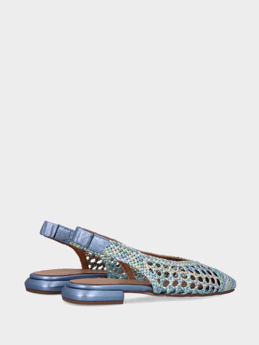 Slingback in laminato azzurro con tomaia multicolor intrecciata