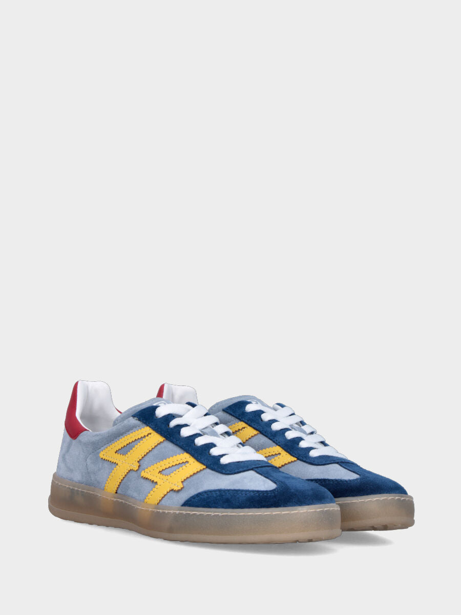 Sneaker in camoscio celeste e avion con dettagli colorati