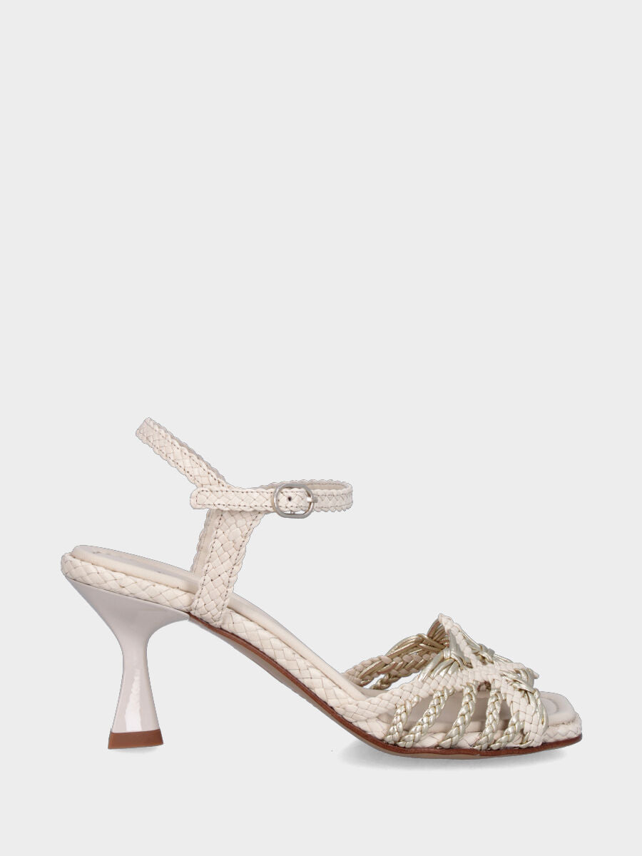 Sandalo in nappa bianco latte con listini intrecciati e tacco a calice