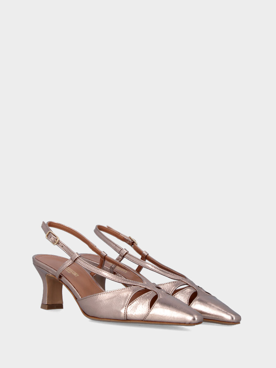 Slingback en laminé or avec découpes sur la plante et brides en Y