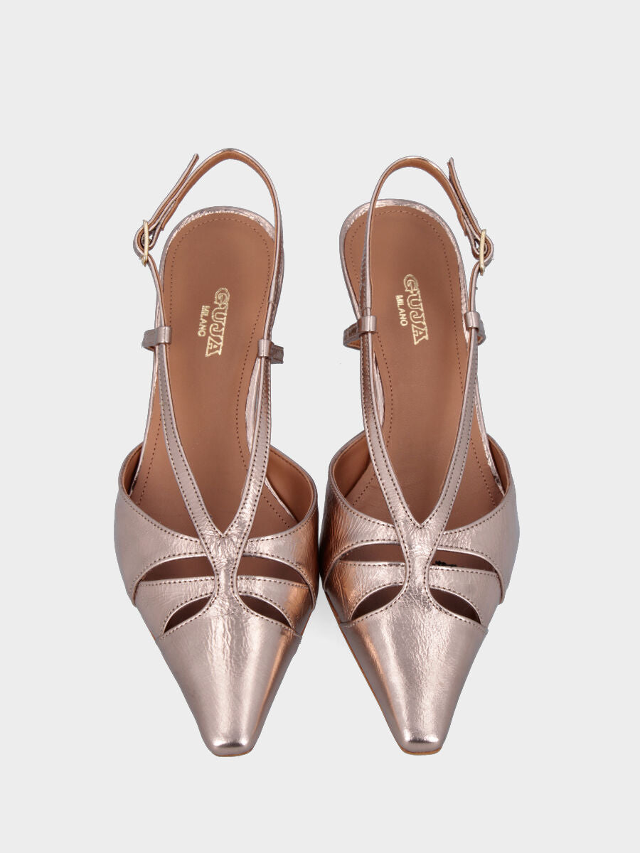 Slingback en laminé or avec découpes sur la plante et brides en Y