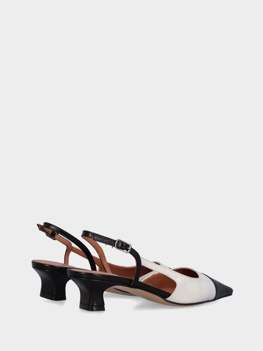 Slingback in nappa nera e bianco latte con cinturino asimmetrico