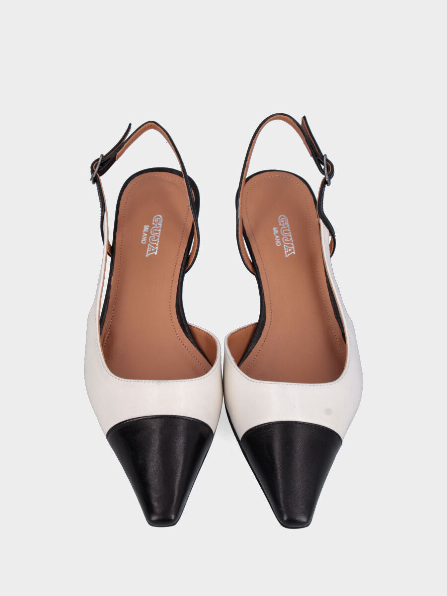Slingback in nappa nera e bianco latte con cinturino asimmetrico