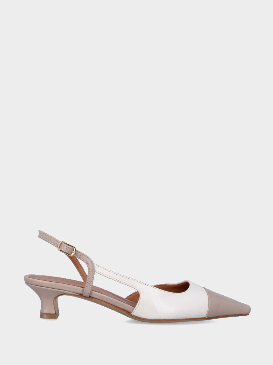 Slingback in nappa beige e bianco latte con cinturino asimmetrico