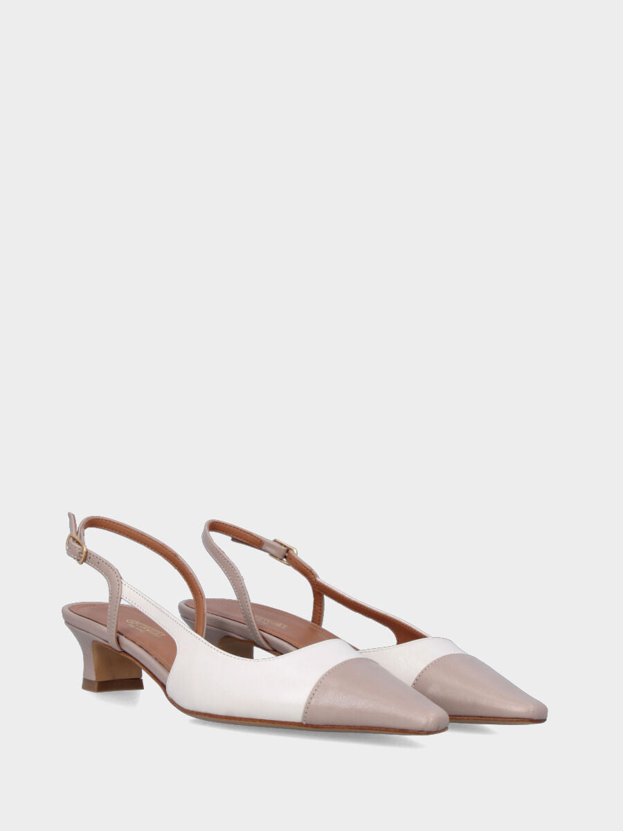 Slingback in nappa beige e bianco latte con cinturino asimmetrico