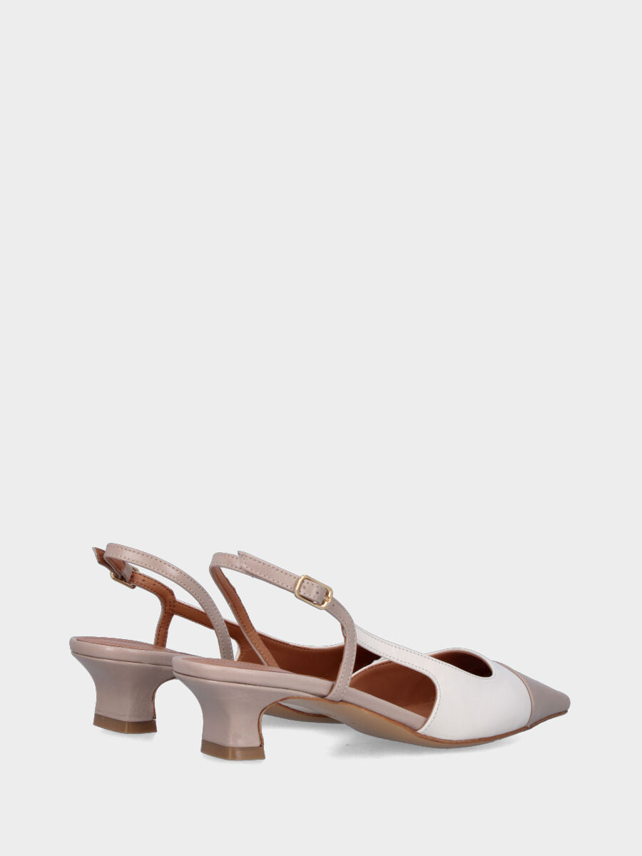 Slingback in nappa beige e bianco latte con cinturino asimmetrico