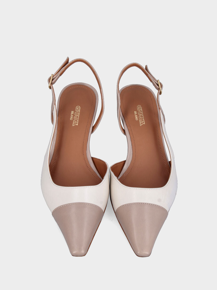 Slingback in nappa beige e bianco latte con cinturino asimmetrico