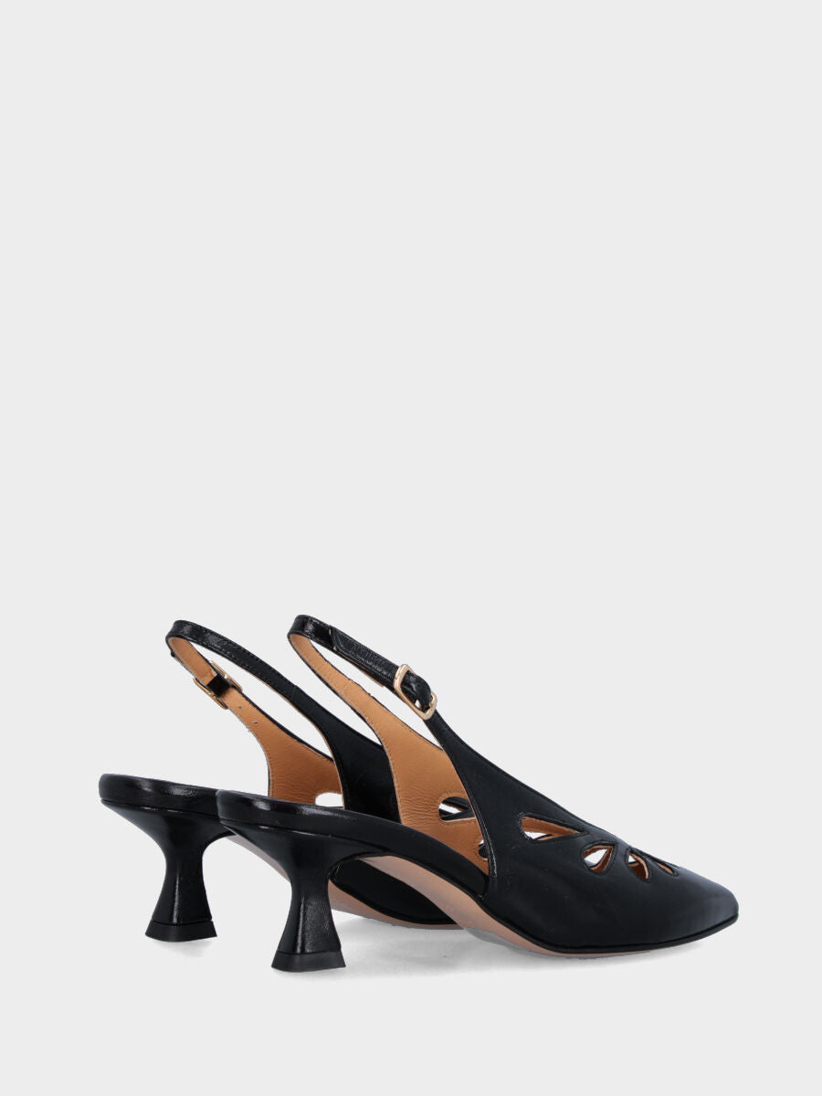 Slingback in verlux nero con aperture a goccia e tacco a calice