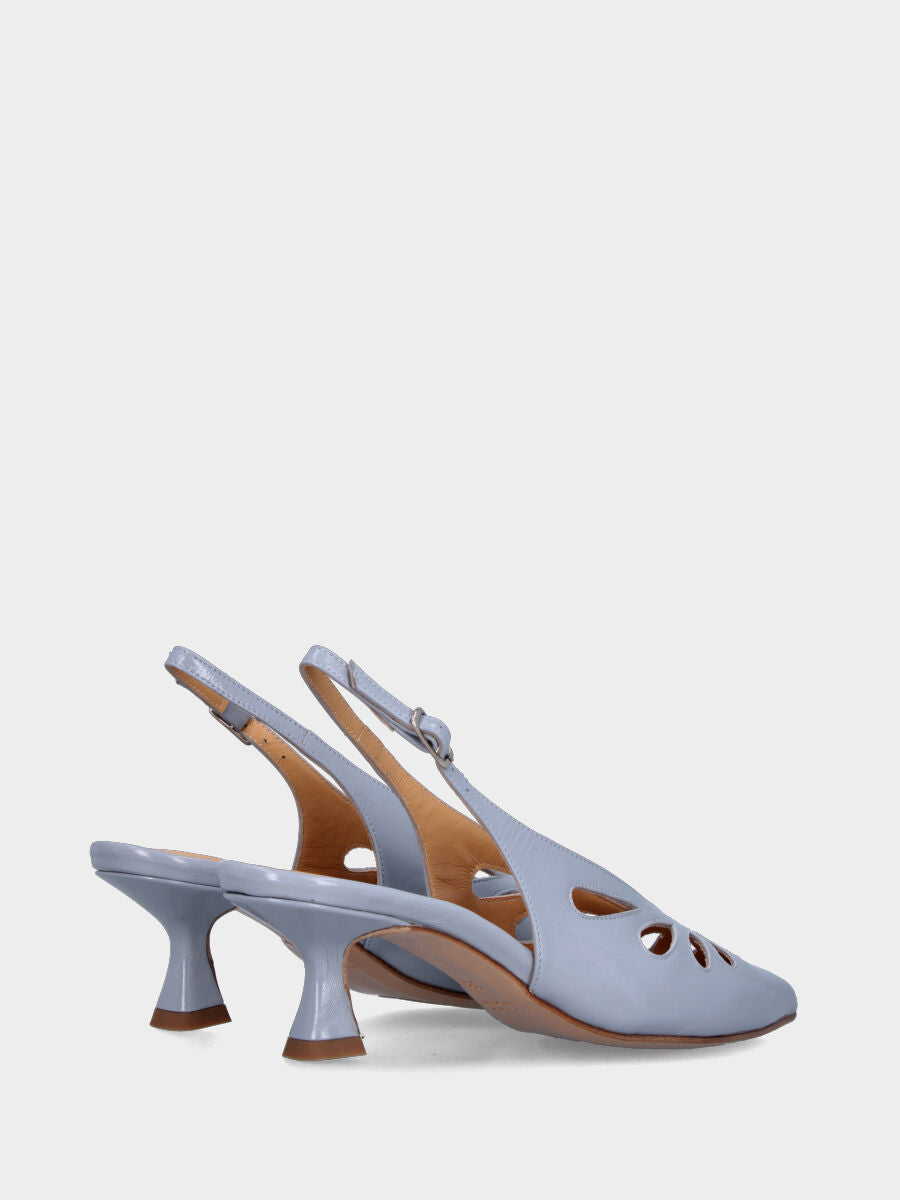 Slingback in verlux celeste con aperture a goccia e tacco a calice
