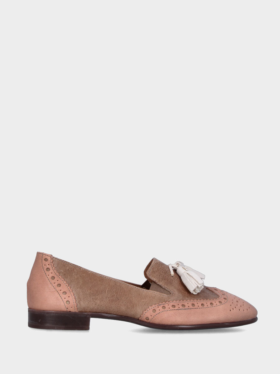 Pantofola in montone rosa cipria e beige con nappine bianche