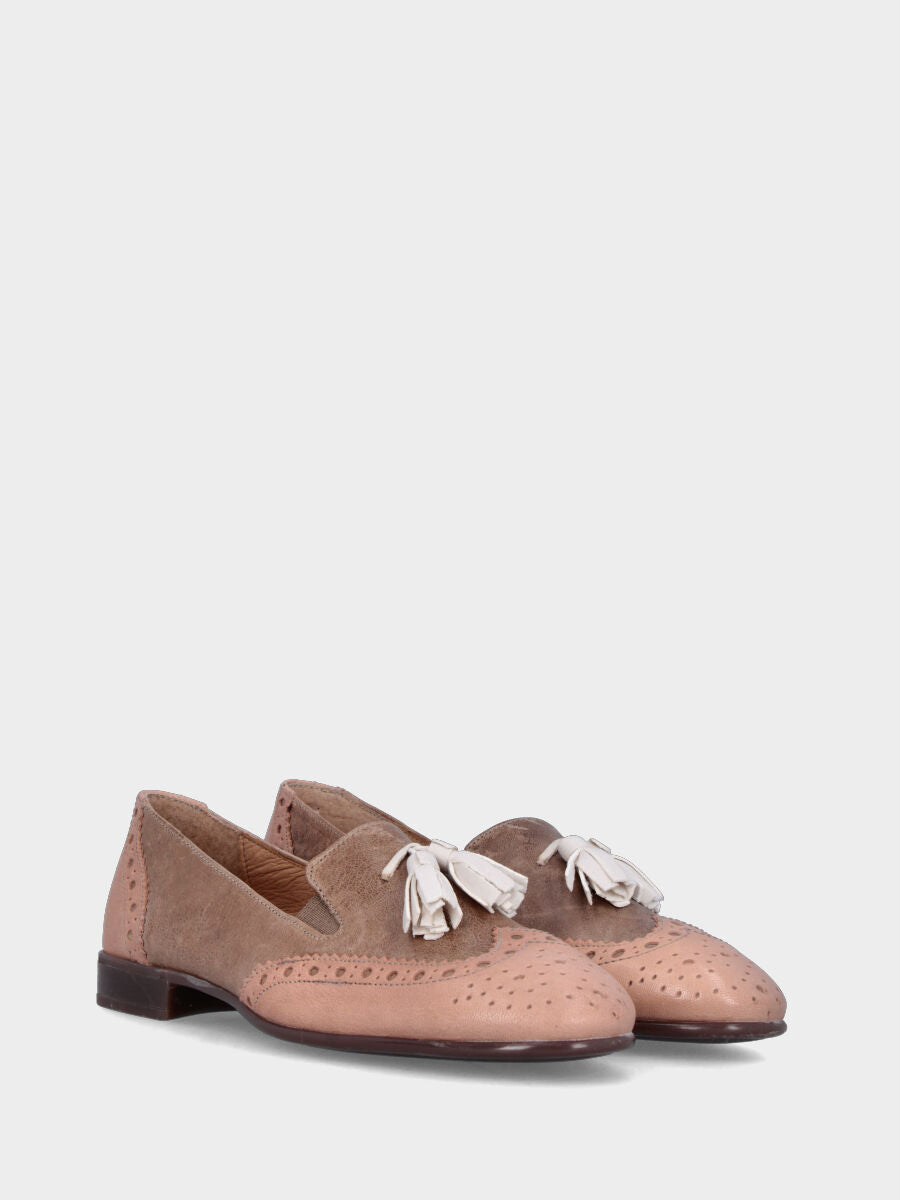 Pantofola in montone rosa cipria e beige con nappine bianche