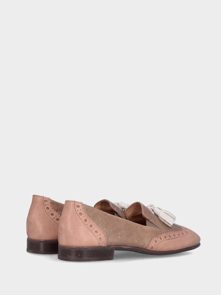 Pantofola in montone rosa cipria e beige con nappine bianche