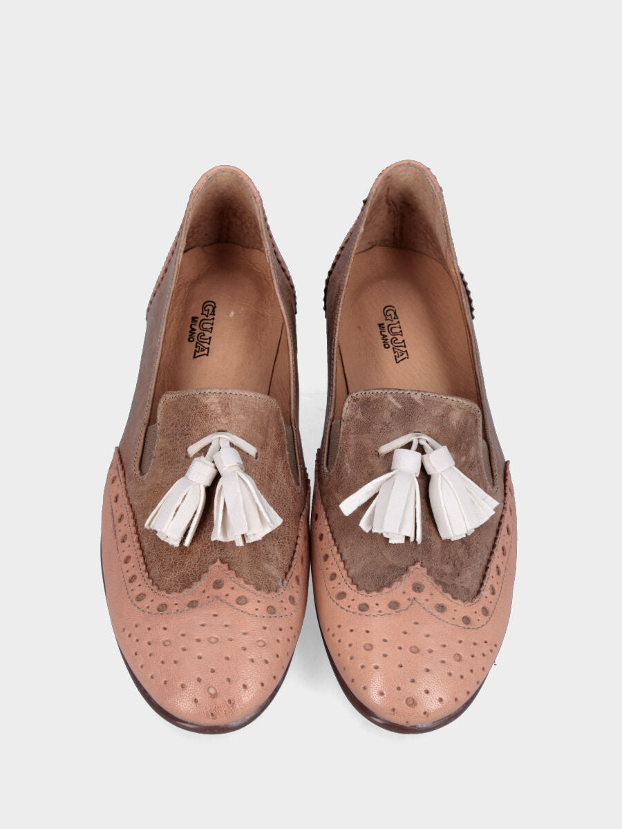 Pantofola in montone rosa cipria e beige con nappine bianche