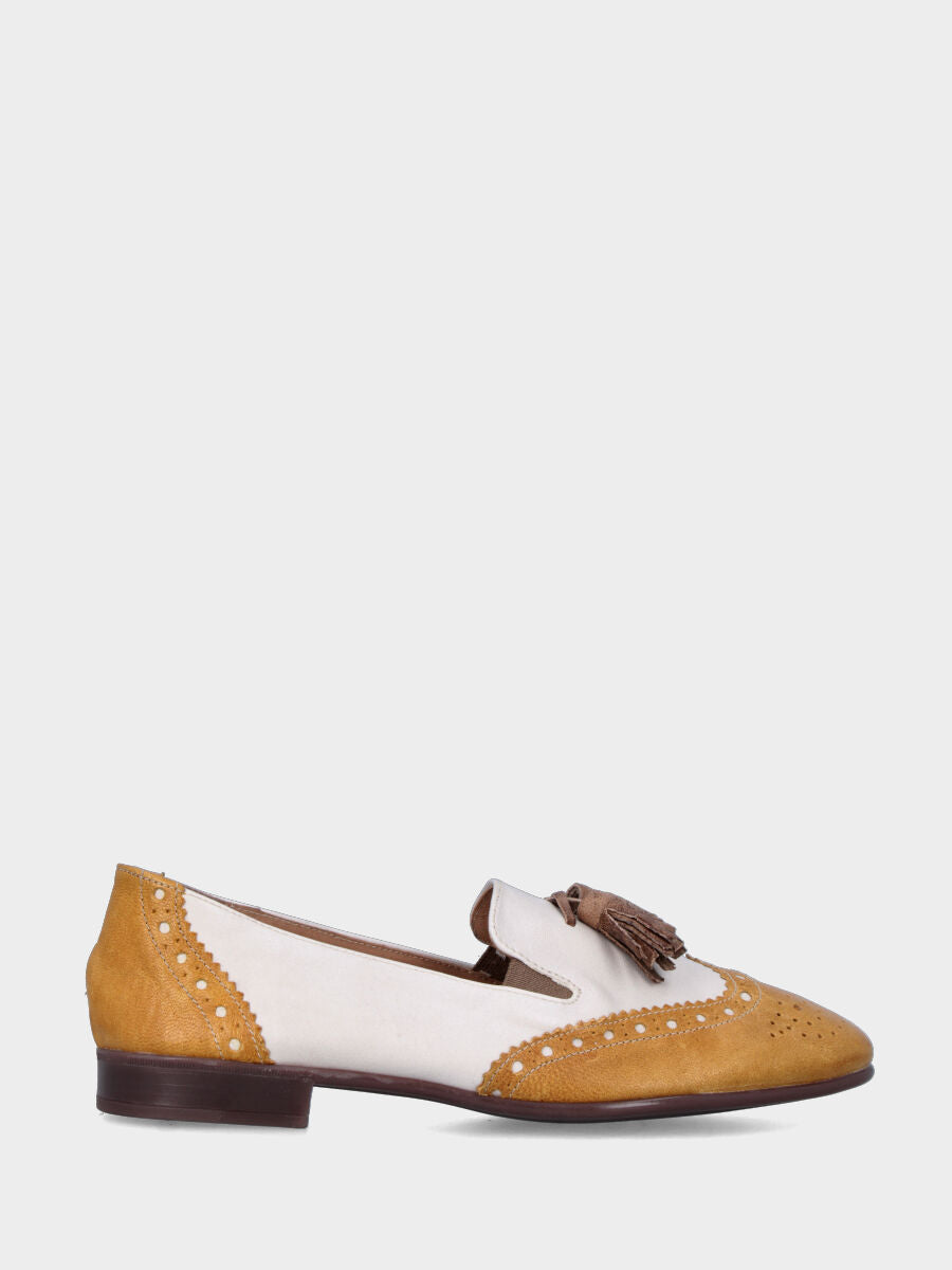 Pantofola in montone ocra e bianco con nappine beige