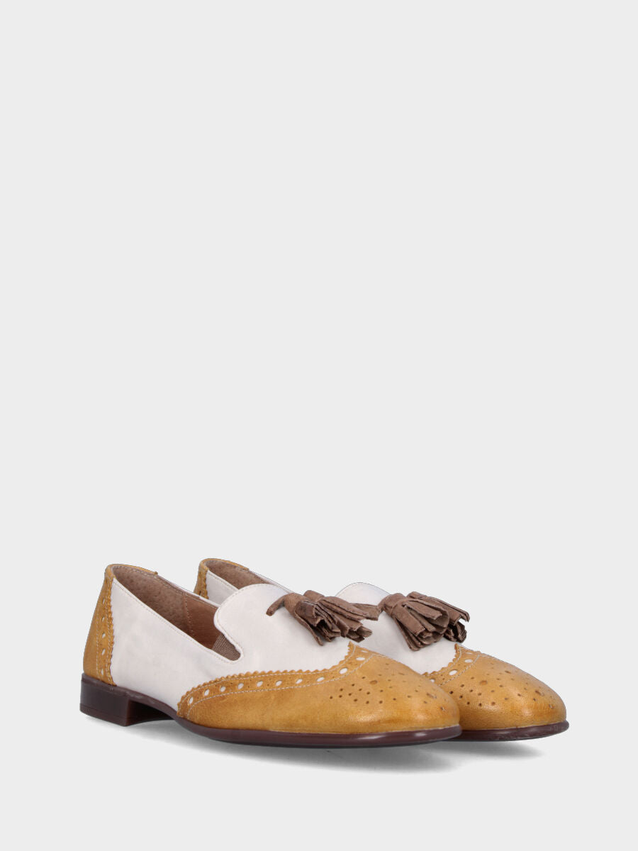 Pantofola in montone ocra e bianco con nappine beige