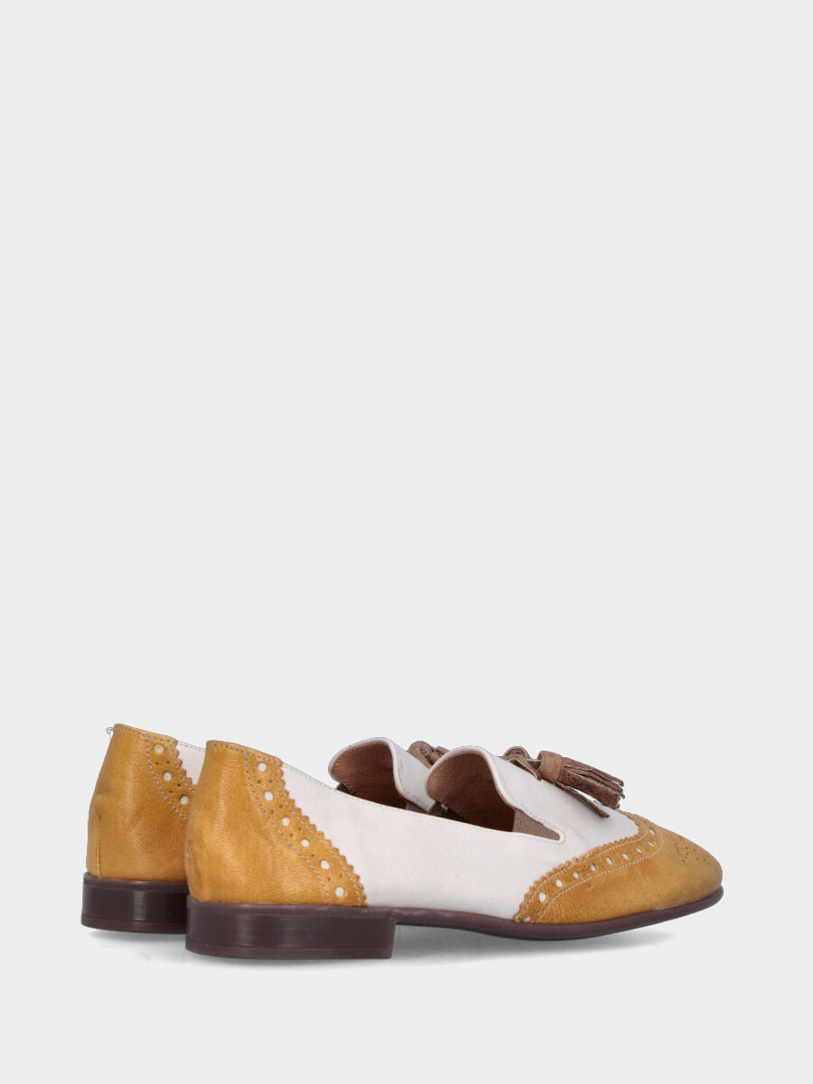 Pantofola in montone ocra e bianco con nappine beige