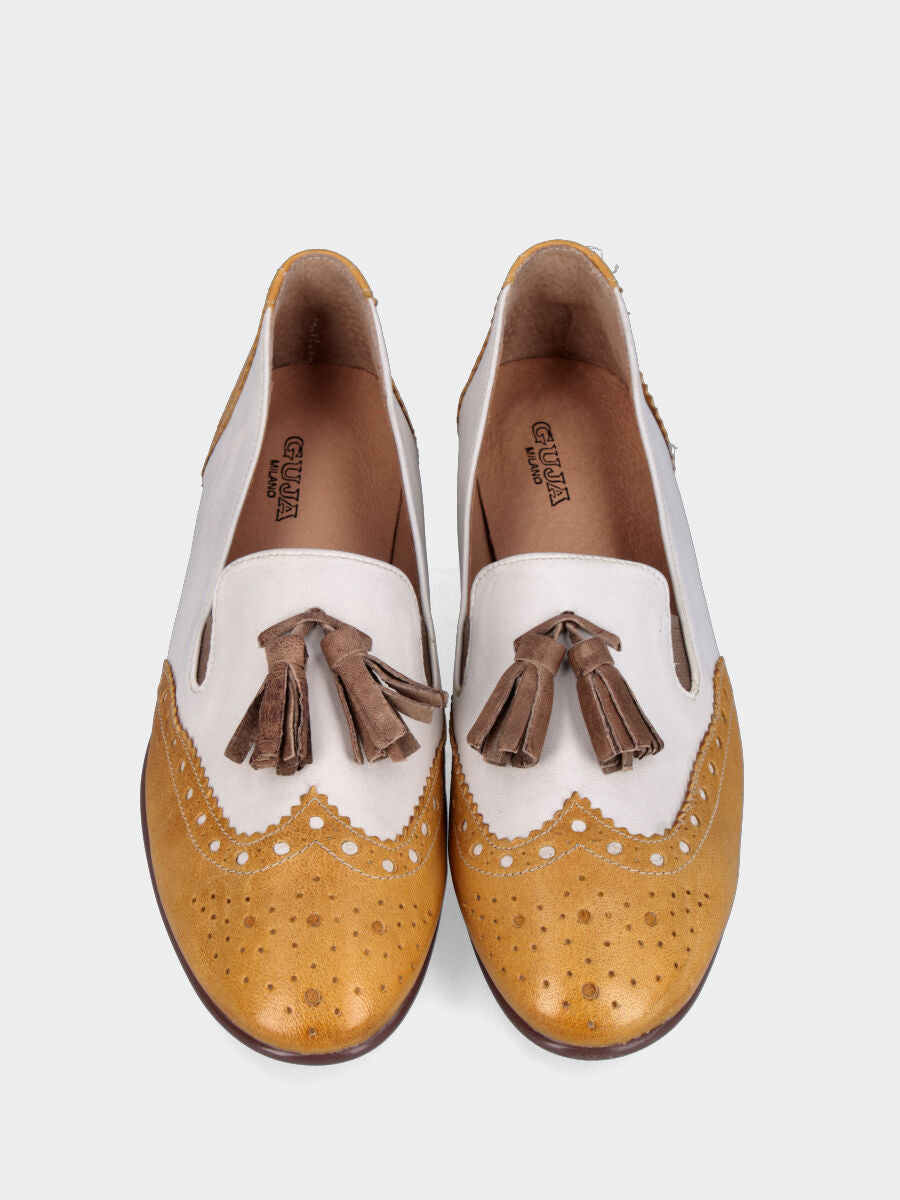 Pantofola in montone ocra e bianco con nappine beige