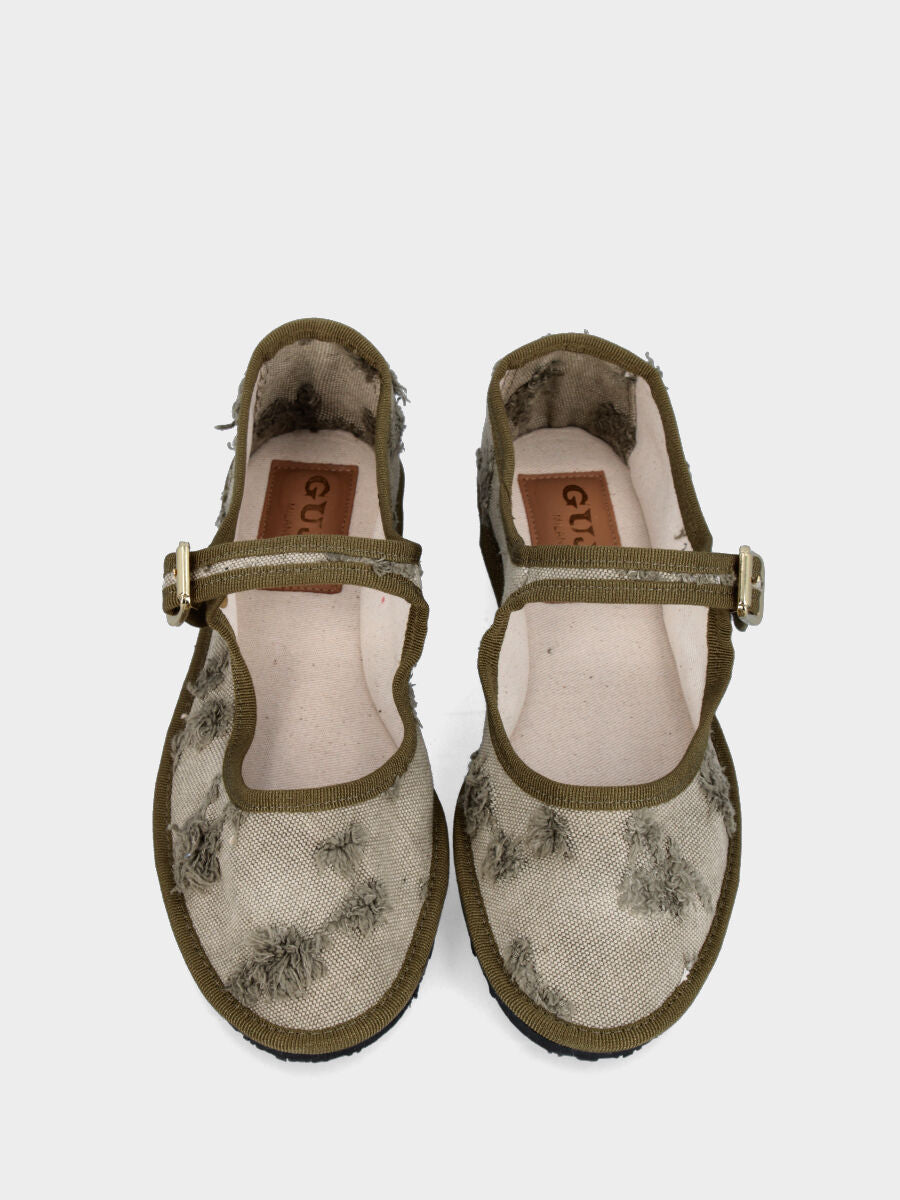 Friulana Mary Jane in tessuto verde salvia con strappi e tacco flat