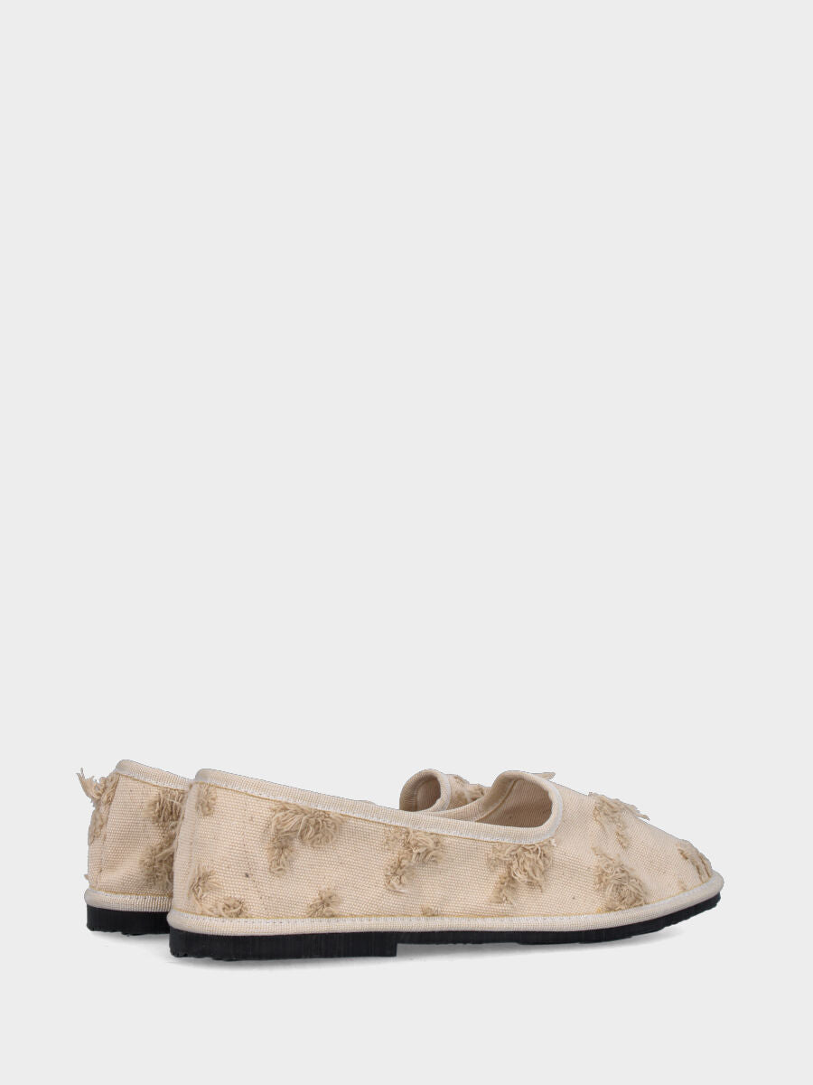 Friulana in tessuto beige con strappi e tacco flat