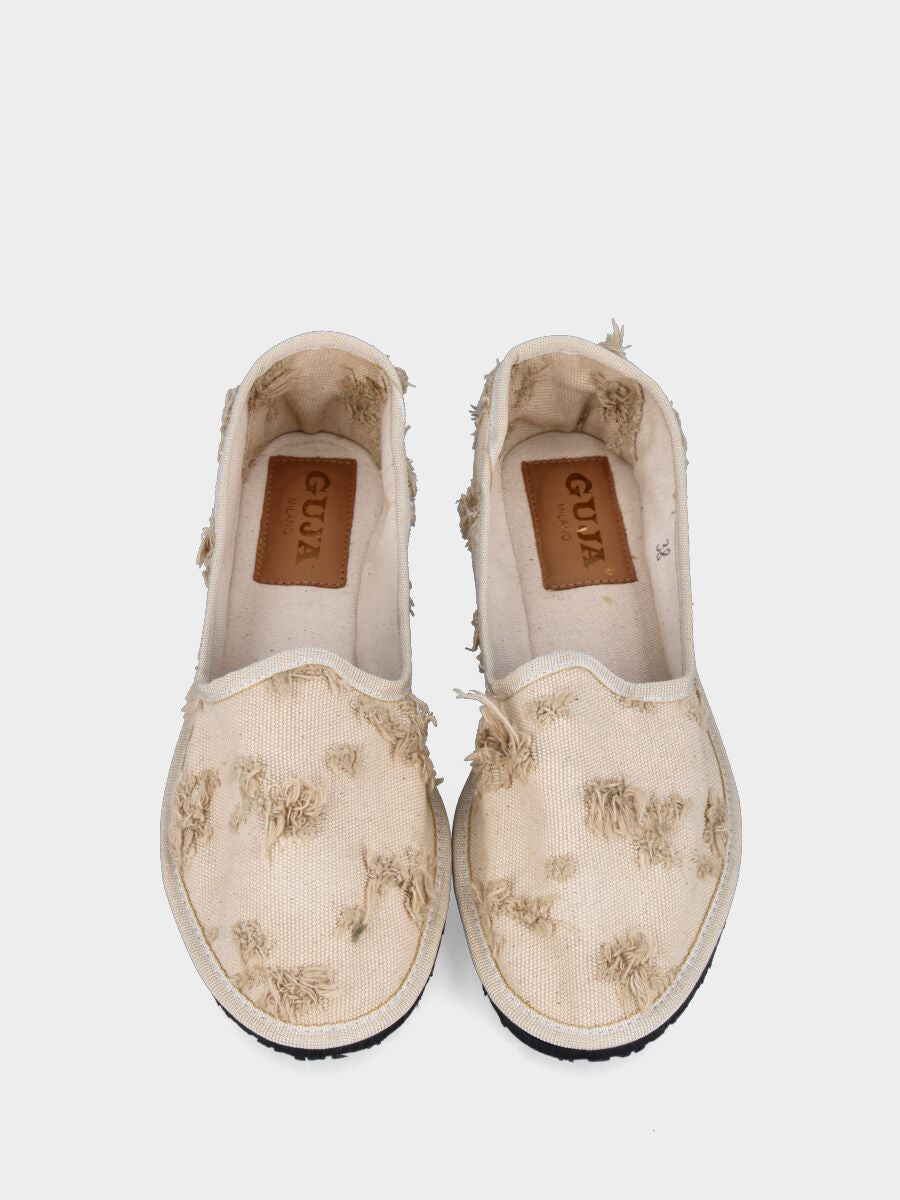 Friulana in tessuto beige con strappi e tacco flat