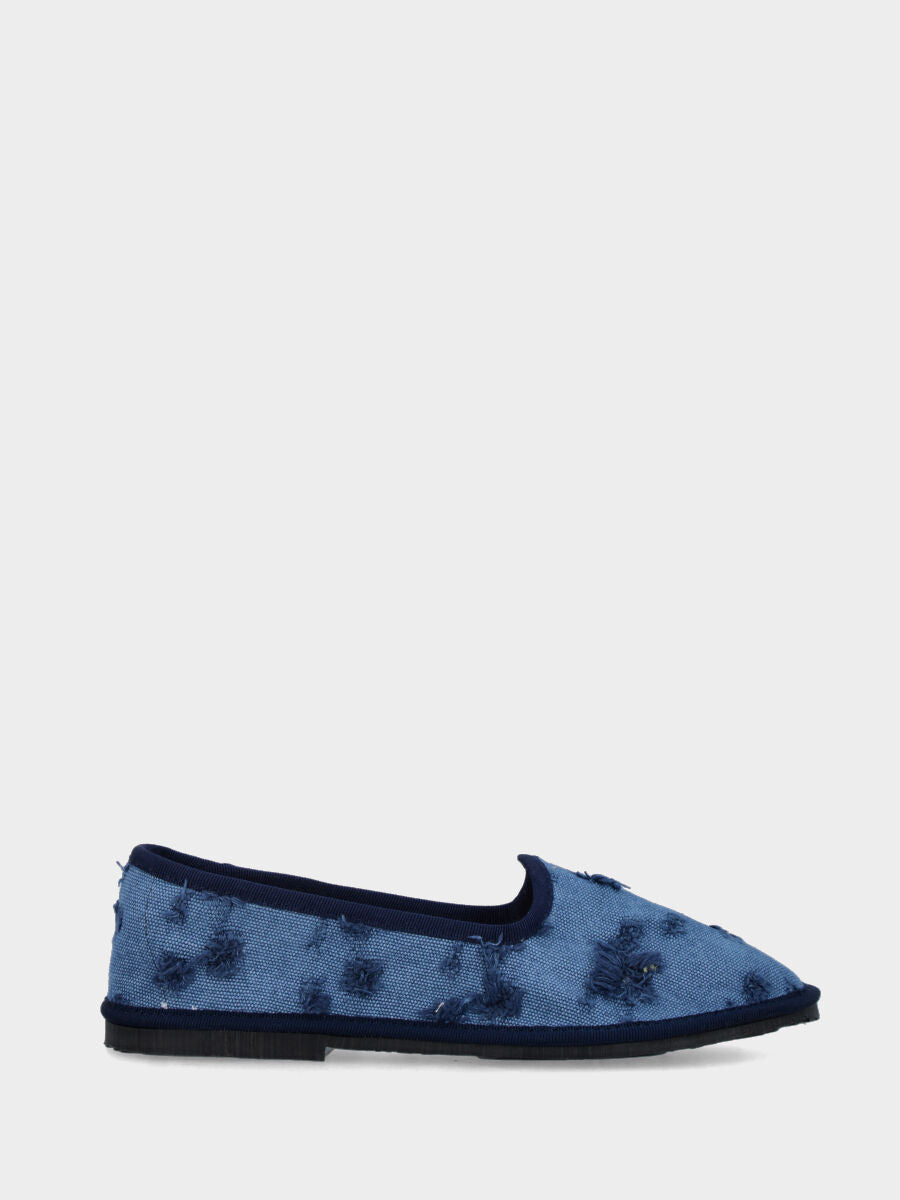 Friulana in tessuto azzurro con strappi e tacco flat
