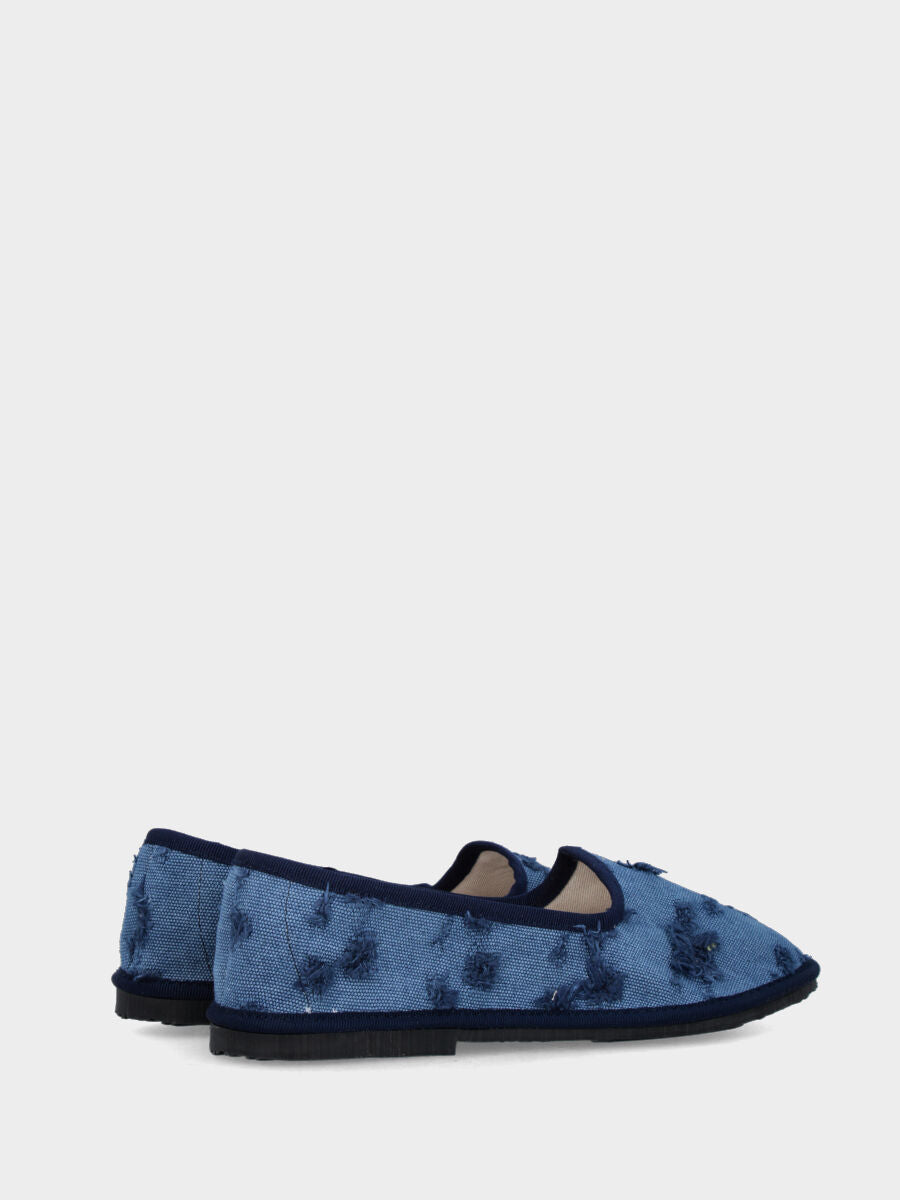 Friulana in tessuto azzurro con strappi e tacco flat