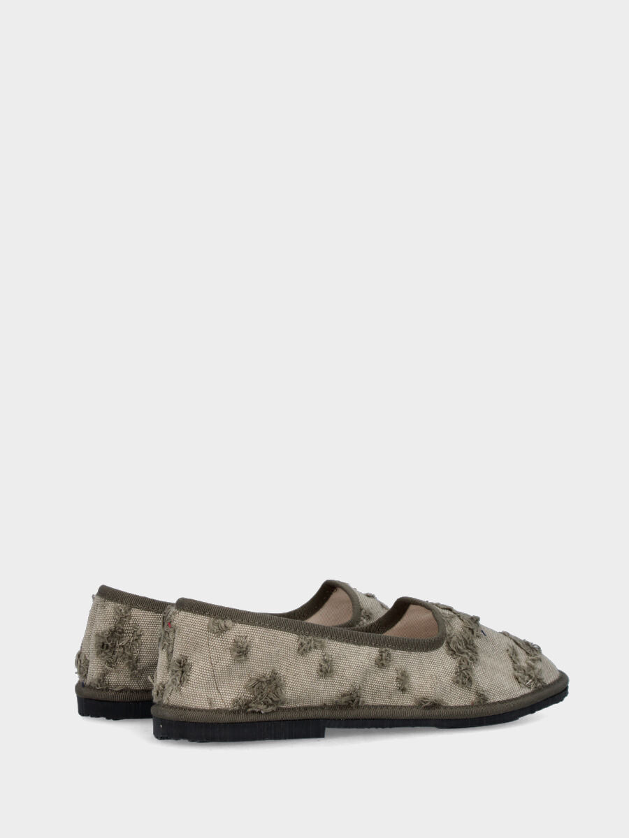 Friulana in tessuto verde salvia con strappi e tacco flat