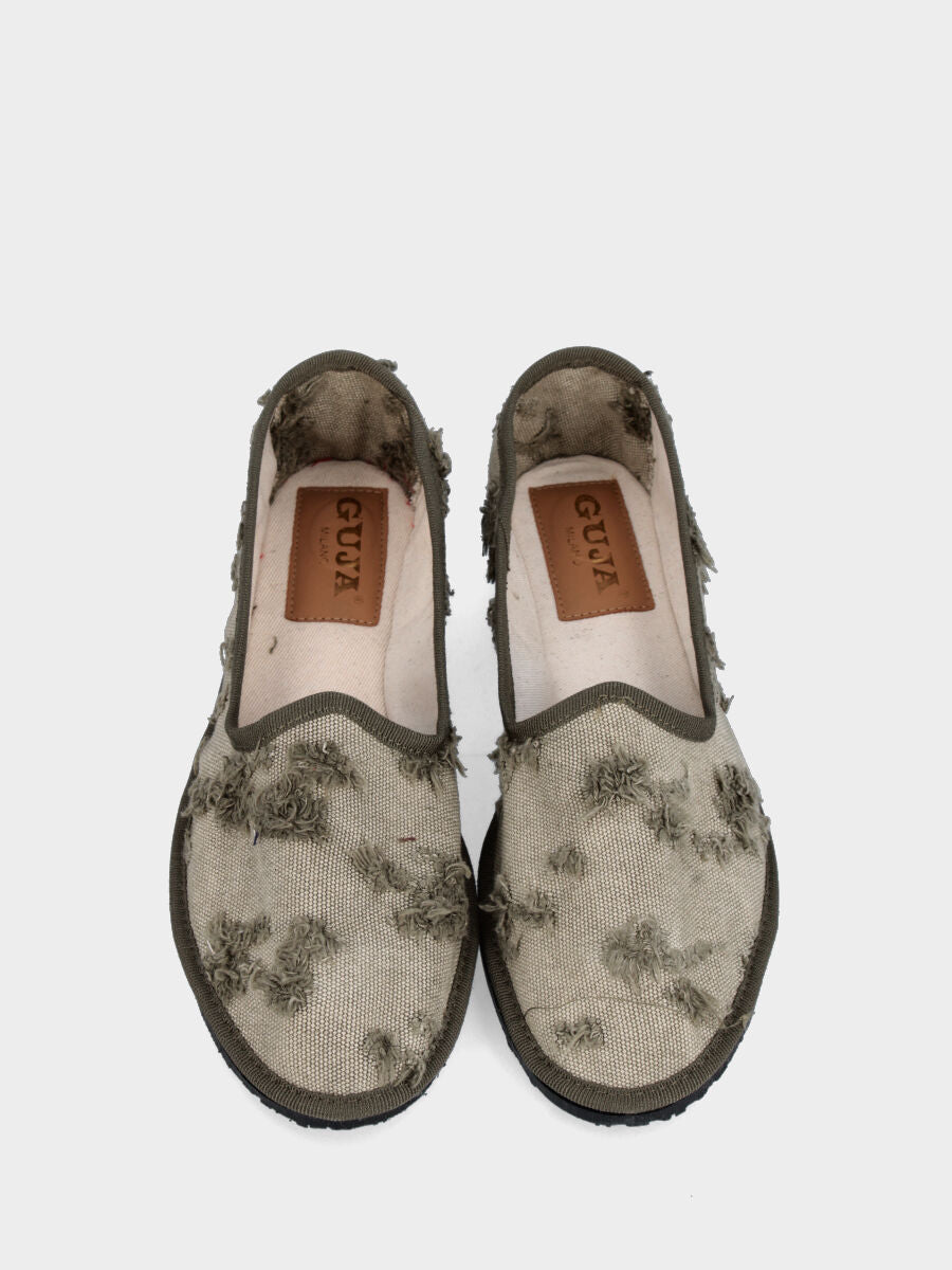 Friulana in tessuto verde salvia con strappi e tacco flat