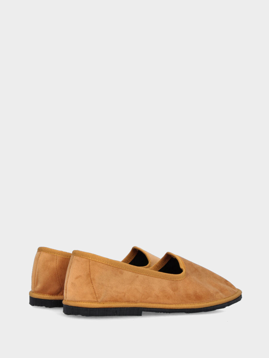 Friulana in velluto giallo ocra con punta tonda e suola in gomma