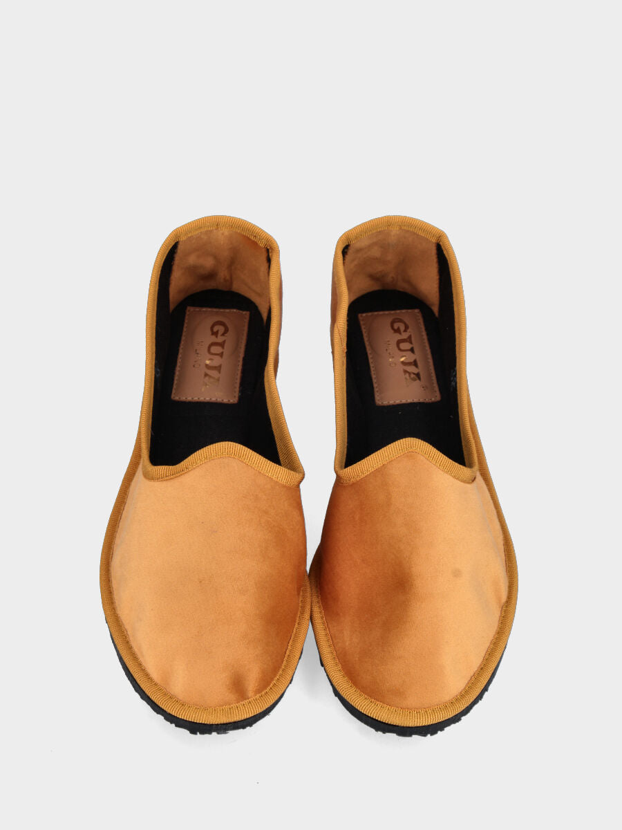 Friulana in velluto giallo ocra con punta tonda e suola in gomma