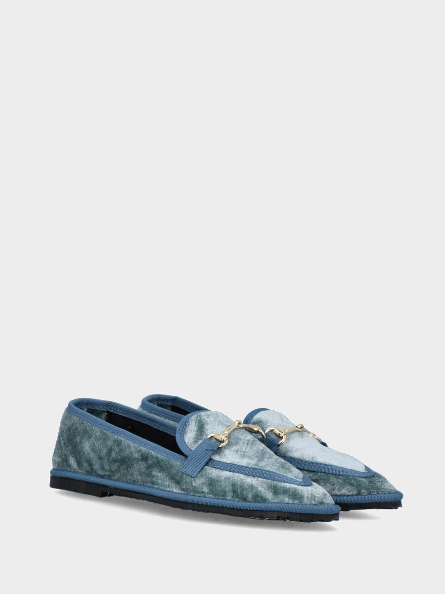 Mocassino friulano in velluto celeste con morsetto metallico e tacco flat