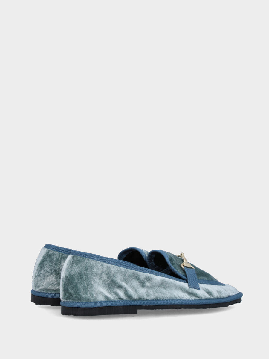 Mocassino friulano in velluto celeste con morsetto metallico e tacco flat