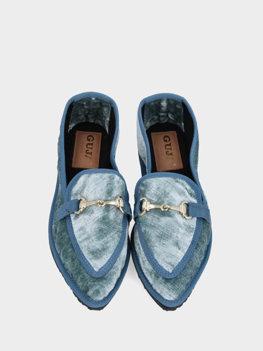 Mocassino friulano in velluto celeste con morsetto metallico e tacco flat