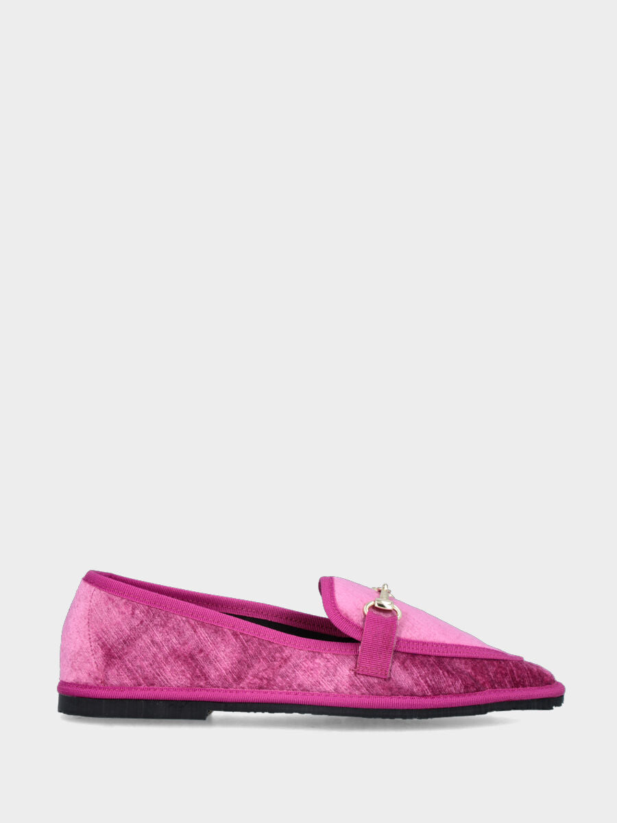 Mocassino friulano in velluto fucsia con morsetto metallico e tacco flat