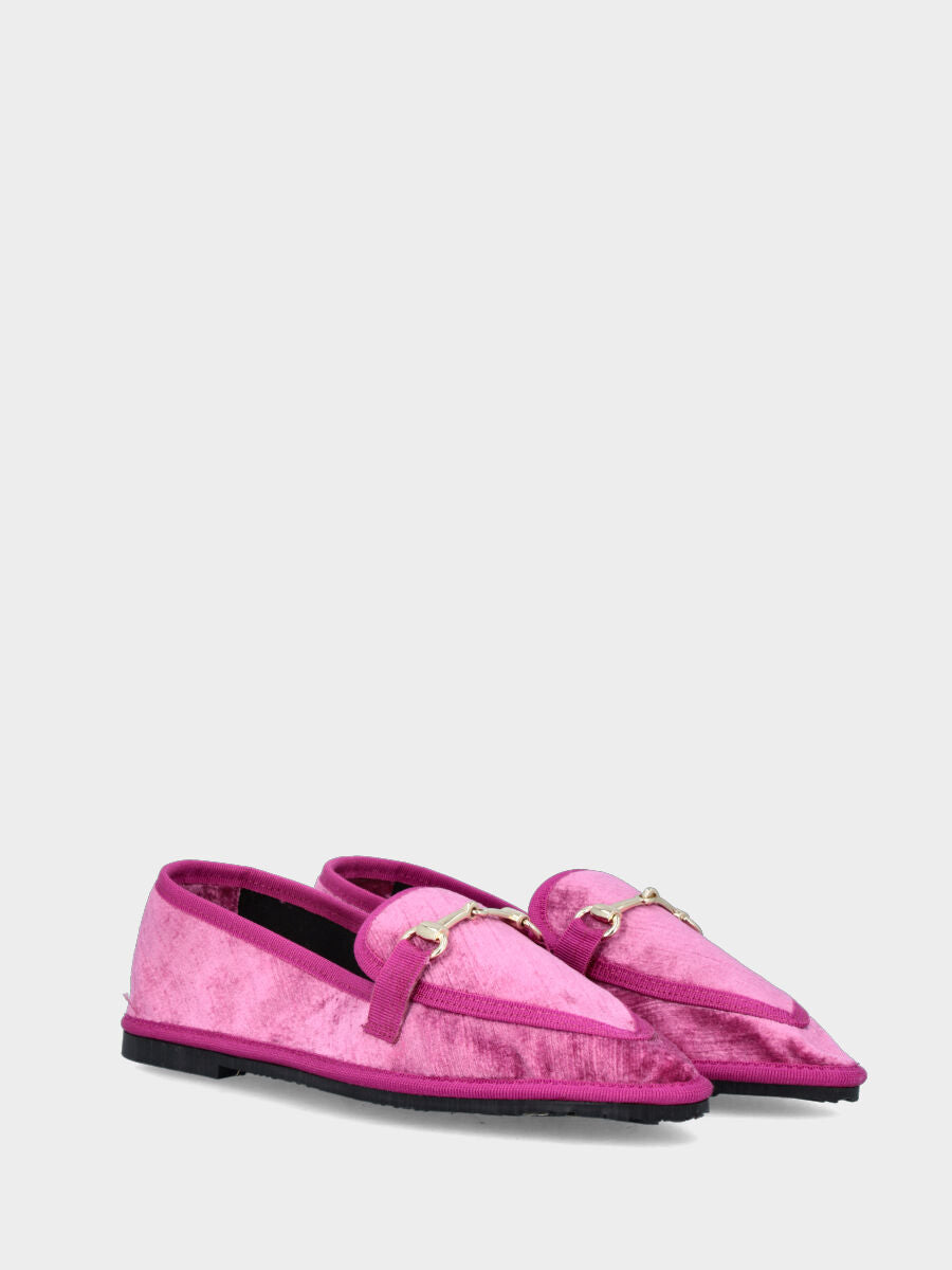 Mocassino friulano in velluto fucsia con morsetto metallico e tacco flat