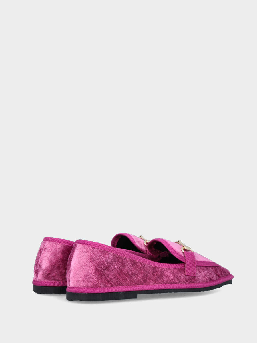 Mocassino friulano in velluto fucsia con morsetto metallico e tacco flat