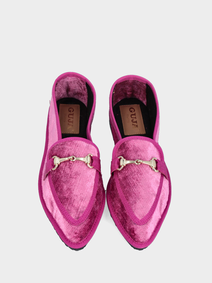 Mocassino friulano in velluto fucsia con morsetto metallico e tacco flat