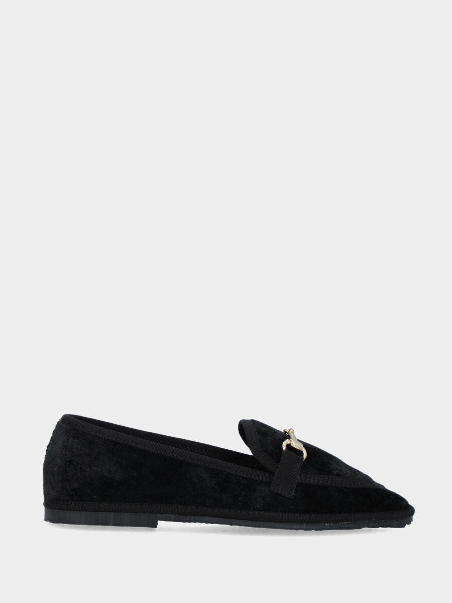 Mocassino friulano in velluto nero con morsetto metallico e tacco flat