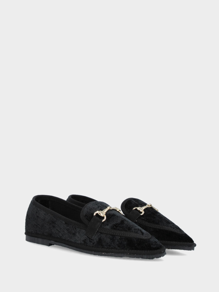 Mocassino friulano in velluto nero con morsetto metallico e tacco flat