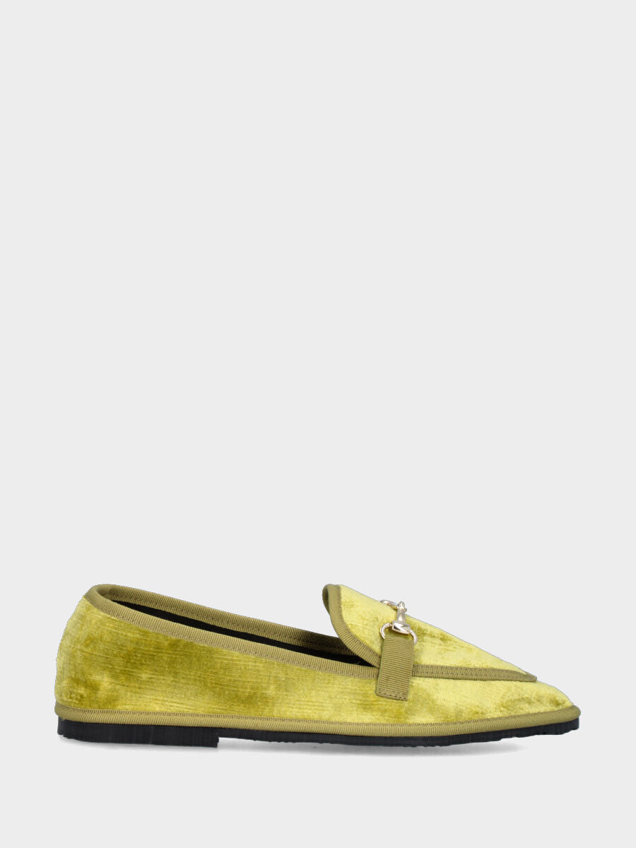 Mocassino friulano in velluto pistacchio con morsetto metallico e tacco flat