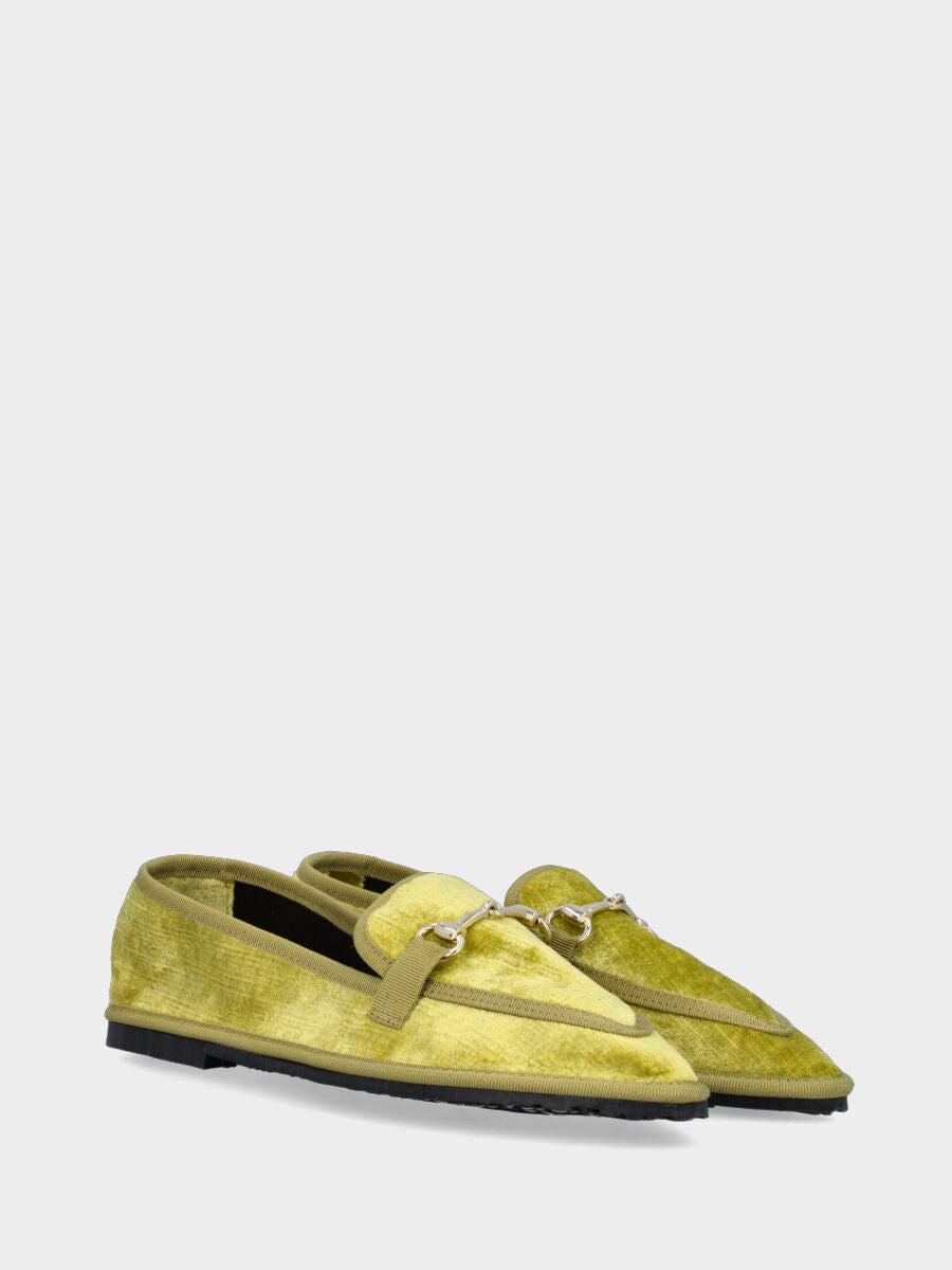Mocassino friulano in velluto pistacchio con morsetto metallico e tacco flat