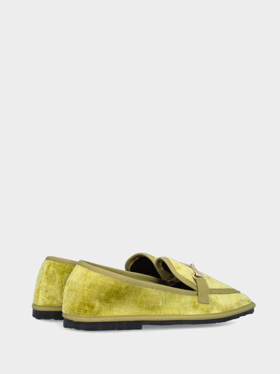 Mocassino friulano in velluto pistacchio con morsetto metallico e tacco flat