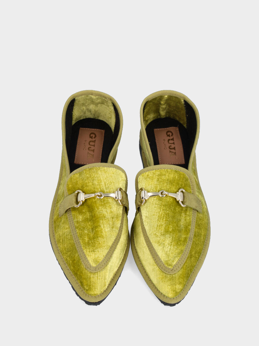 Mocassino friulano in velluto pistacchio con morsetto metallico e tacco flat