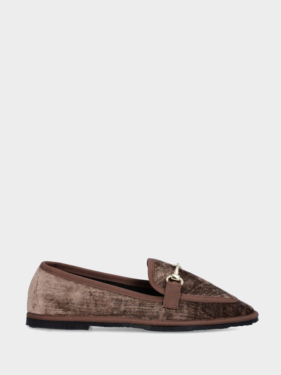 Mocassino friulano in velluto marrone con morsetto metallico e tacco flat
