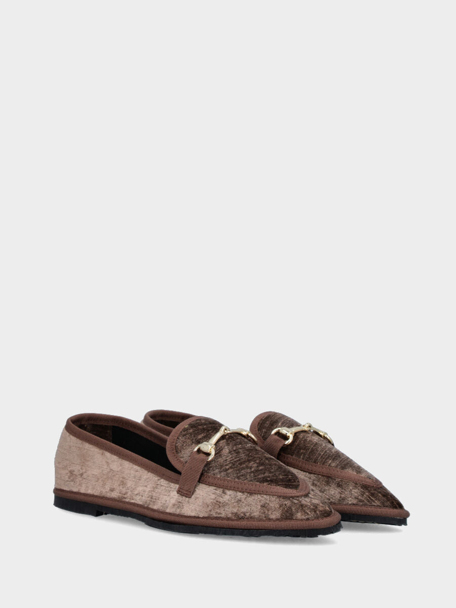 Mocassino friulano in velluto marrone con morsetto metallico e tacco flat