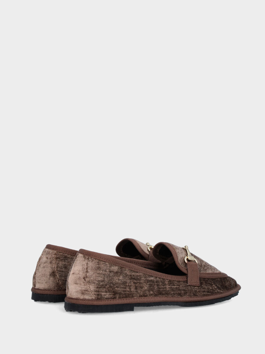 Mocassino friulano in velluto marrone con morsetto metallico e tacco flat