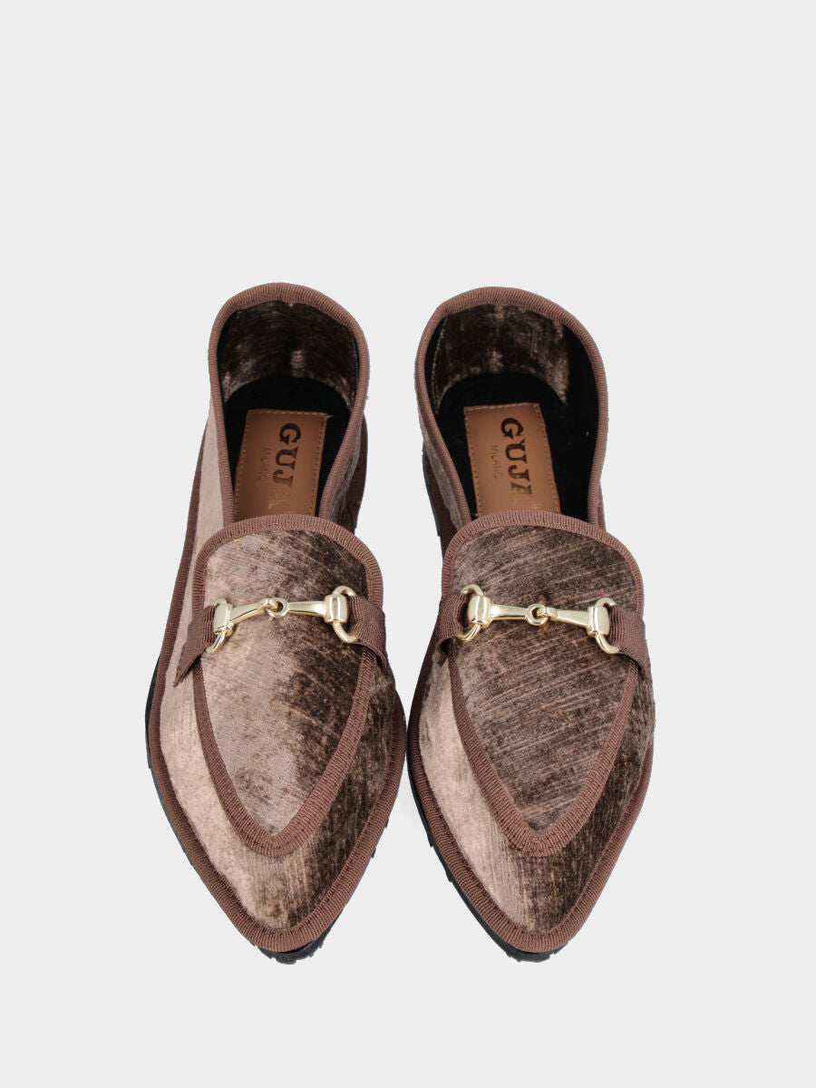 Mocassino friulano in velluto marrone con morsetto metallico e tacco flat