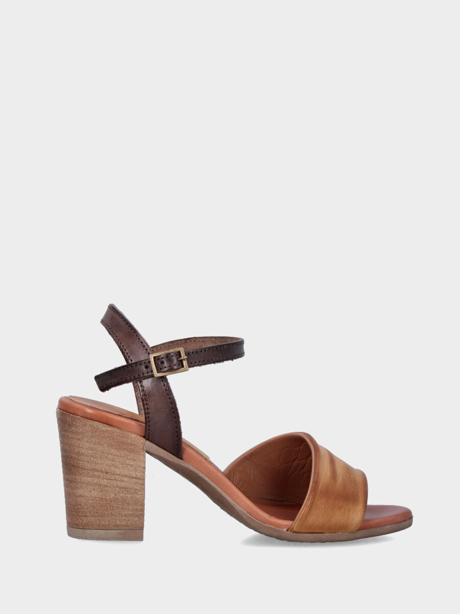 Sandalo monoblocco in vitello color cuoio con fascia ripiegata