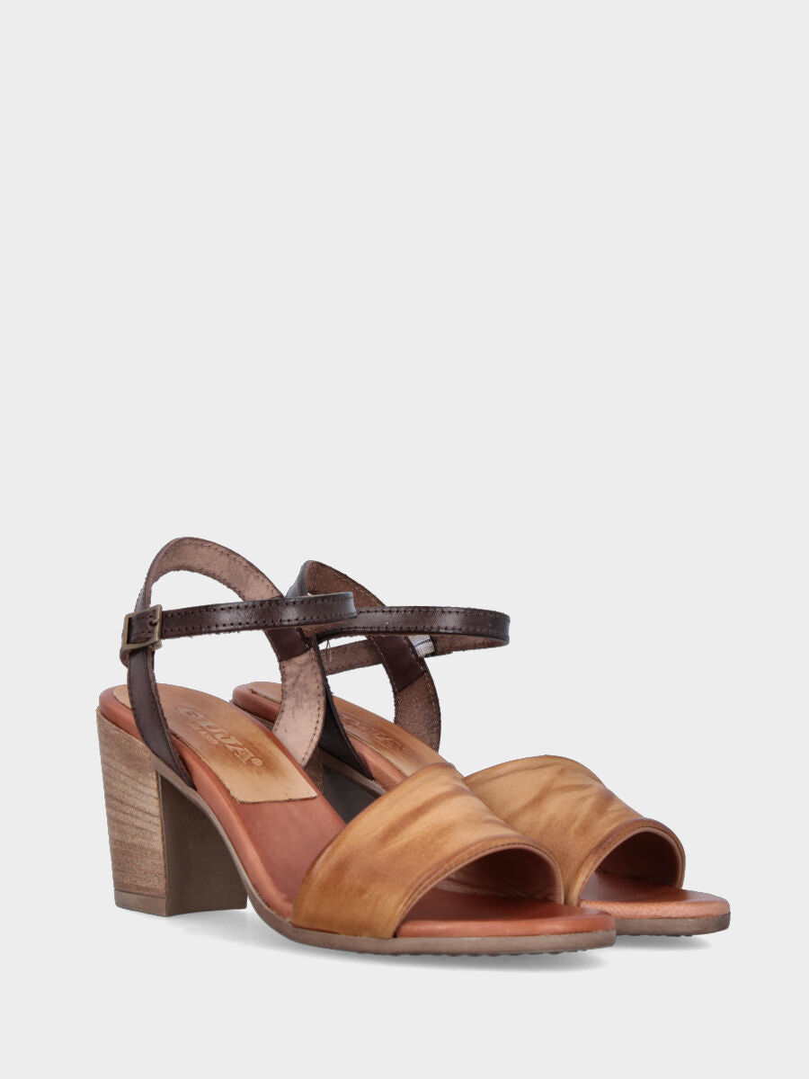 Sandalo monoblocco in vitello color cuoio con fascia ripiegata
