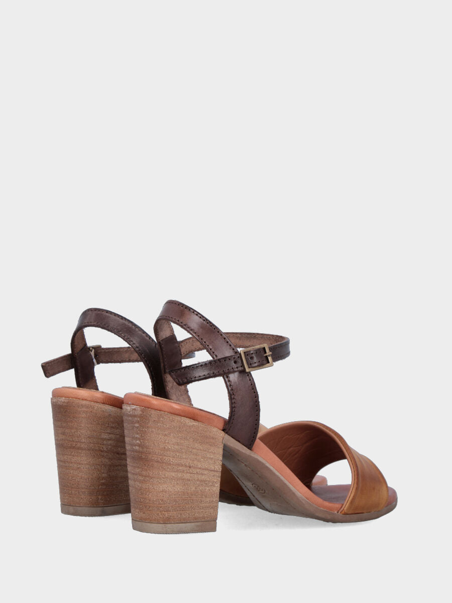 Sandalo monoblocco in vitello color cuoio con fascia ripiegata